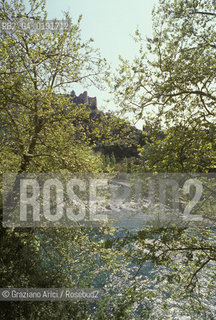 ( FRANCIA  )  PROVENCE-ALPES-COTE DAZUR FONTAINE-DE-VAUCLUSE : LA SORGENTE DEL FIUME SORGUE CANTATA DAL PETRARCA © 1999 Graziano Arici/Rosebud2 / GEO LETTERATURA ACQUA