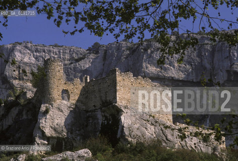 ( FRANCIA  )  PROVENCE-ALPES-COTE DAZUR FONTAINE-DE-VAUCLUSE : LA SORGENTE DEL FIUME SORGUE E IL CASTELLO CANTATA DAL PETRARCA © 1999 Graziano Arici/Rosebud2 / GEO LETTERATURA ACQUA