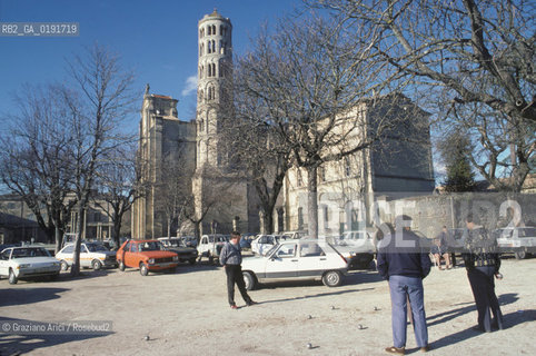 ( FRANCIA  )  LANGUEDOC-ROUSSILLON  UZES : LA CATTEDRALE DI ST-THODORIT E IL GIOCO DELLA PETANQUE © 1999 Graziano Arici/Rosebud2 / GEO