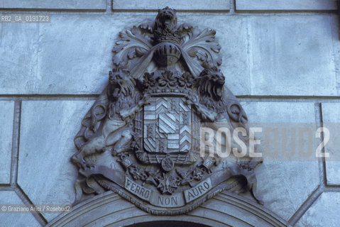 ( FRANCIA  )  LANGUEDOC-ROUSSILLON  UZES : IL DUCHE CASTELLO DEI DUCHI STEMMA © 1999 Graziano Arici/Rosebud2 / GEO