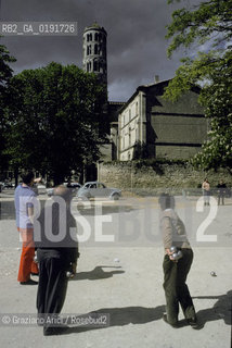 ( FRANCIA  )  LANGUEDOC-ROUSSILLON  UZES : LA CATTEDRALE DI ST-THODORIT E IL GIOCO DELLA PETANQUE © 1999 Graziano Arici/Rosebud2 / GEO