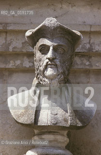 ( FRANCIA  )  PROVENCE-ALPES-COTE DAZUR ST-REMY-DE-PROVENCE : BUSTO DI NOSTRADAMUS  © 1999 Graziano Arici/Rosebud2 / GEO ASTROLOGIA