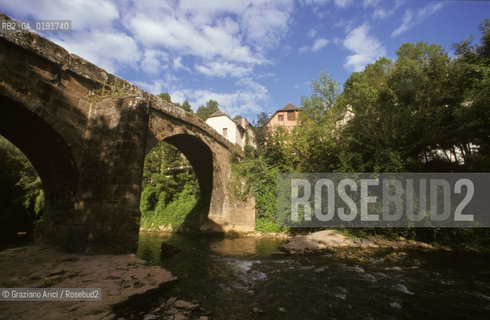 ( FRANCIA  )  MIDI-PYRENEES CONQUES : IL PONTE ROMANICO © 1999 Graziano Arici/Rosebud2 / GEO