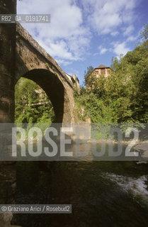( FRANCIA  )  MIDI-PYRENEES CONQUES : PONTE ROMANICO © 1999 Graziano Arici/Rosebud2 / GEO