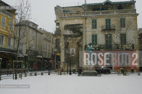 ( FRANCIA  )  PROVENCE-ALPES-COTE DAZUR ARLES : PLACE DU FORUM  SOTTO LA NEVE © 1999 Graziano Arici/Rosebud2 / GEO