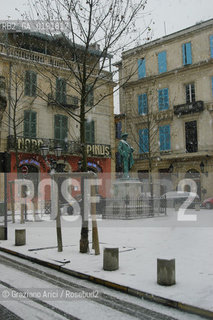 ( FRANCIA  )  PROVENCE-ALPES-COTE DAZUR ARLES : LA PLACE DU FORUM SOTTO LA NEVE © 1999 Graziano Arici/Rosebud2 / GEO
