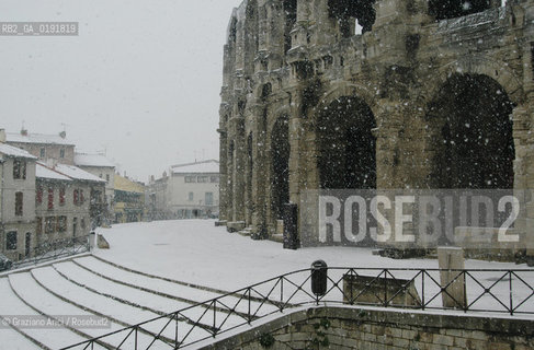( FRANCIA  )  PROVENCE-ALPES-COTE DAZUR ARLES :LARENA SOTTO LA NEVE © 1999 Graziano Arici/Rosebud2 / GEO