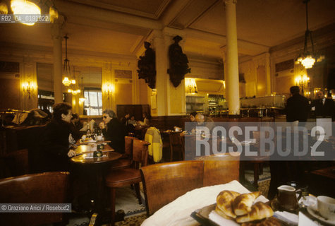 ( FRANCIA  )  PARIGI : IL CAFE AUX DEUX MAGOTS   A ST.GERMAIN DES PRES   © 1995 Graziano Arici/Rosebud2 / GEO CAFFE LETTERATURA