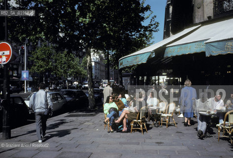 ( FRANCIA  )  PARIGI : IL CAFE AUX DEUX MAGOTS   A ST.GERMAIN DES PRES   © 1995 Graziano Arici/Rosebud2 / GEO CAFFE LETTERATURA