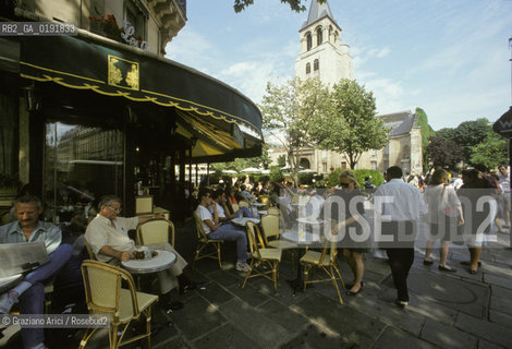( FRANCIA  )  PARIGI : IL CAFE AUX DEUX MAGOTS   A ST.GERMAIN DES PRES   © 1995 Graziano Arici/Rosebud2 / GEO CAFFE LETTERATURA