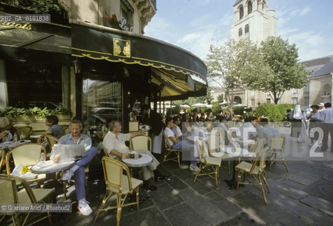 ( FRANCIA  )  PARIGI : IL CAFE AUX DEUX MAGOTS   A ST.GERMAIN DES PRES   © 1995 Graziano Arici/Rosebud2 / GEO CAFFE LETTERATURA