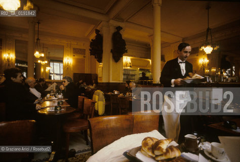 ( FRANCIA  )  PARIGI : IL CAFE AUX DEUX MAGOTS   A ST.GERMAIN DES PRES   © 1995 Graziano Arici/Rosebud2 / GEO CAFFE LETTERATURA