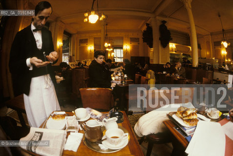 ( FRANCIA  )  PARIGI : IL CAFE AUX DEUX MAGOTS   A ST.GERMAIN DES PRES   © 1995 Graziano Arici/Rosebud2 / GEO CAFFE LETTERATURA