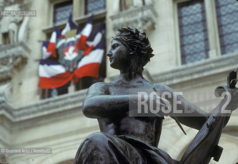 ( FRANCIA  )  PARIGI : PALAZZO DELLHOTEL DE VILLE   © 1995 Graziano Arici/Rosebud2 / GEO MUNICIPIO BANDIERA