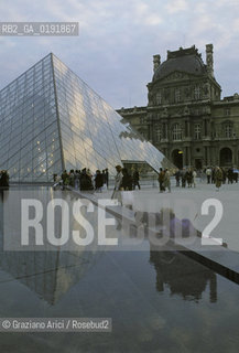 ( FRANCIA  )  PARIGI : LOUVRE LA PYRAMIDE   © 1995 Graziano Arici/Rosebud2 / GEO MUSEO PIRAMIDE VETRO