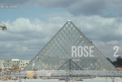 ( FRANCIA  )  PARIGI : LOUVRE LA PYRAMIDE   © 1985 Graziano Arici/Rosebud2 / GEO MUSEO PIRAMIDE VETRO