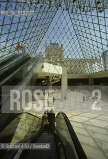 ( FRANCIA  )  PARIGI : LOUVRE LA PYRAMIDE   © 1995 Graziano Arici/Rosebud2 / GEO MUSEO PIRAMIDE VETRO