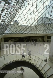 ( FRANCIA  )  PARIGI : LOUVRE LA PYRAMIDE   © 1995 Graziano Arici/Rosebud2 / GEO MUSEO PIRAMIDE VETRO SCALA