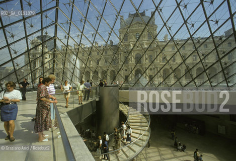 ( FRANCIA  )  PARIGI : LOUVRE LA PYRAMIDE   © 1995 Graziano Arici/Rosebud2 / GEO MUSEO PIRAMIDE VETRO