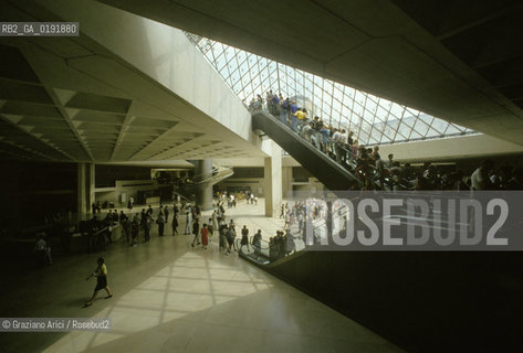 ( FRANCIA  )  PARIGI : LOUVRE LA PYRAMIDE   © 1995 Graziano Arici/Rosebud2 / GEO MUSEO PIRAMIDE VETRO