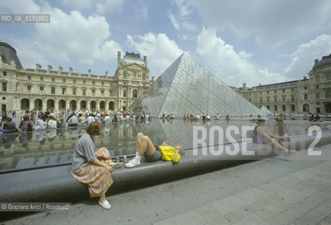( FRANCIA  )  PARIGI : LOUVRE LA PYRAMIDE   © 1995 Graziano Arici/Rosebud2 / GEO MUSEO PIRAMIDE VETRO
