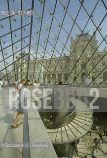 ( FRANCIA  )  PARIGI : LOUVRE LA PYRAMIDE   © 1995 Graziano Arici/Rosebud2 / GEO MUSEO PIRAMIDE VETRO