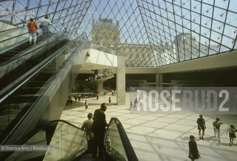 ( FRANCIA  )  PARIGI : LOUVRE LA PYRAMIDE   © 1995 Graziano Arici/Rosebud2 / GEO MUSEO PIRAMIDE VETRO