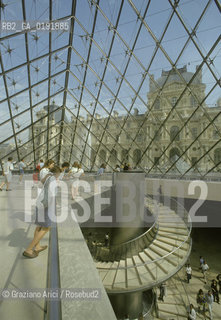 ( FRANCIA  )  PARIGI : LOUVRE LA PYRAMIDE   © 1995 Graziano Arici/Rosebud2 / GEO MUSEO PIRAMIDE VETRO