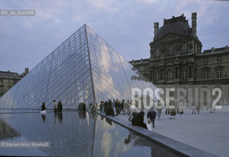 ( FRANCIA  )  PARIGI : LOUVRE LA PYRAMIDE   © 1995 Graziano Arici/Rosebud2 / GEO MUSEO PIRAMIDE VETRO