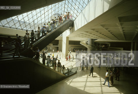 ( FRANCIA  )  PARIGI : LOUVRE LA PYRAMIDE   © 1995 Graziano Arici/Rosebud2 / GEO MUSEO PIRAMIDE VETRO