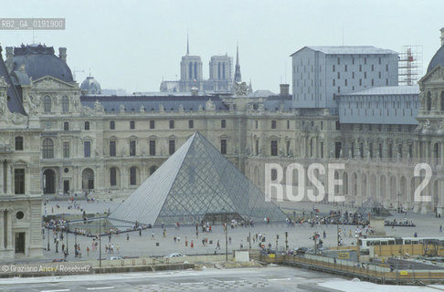 ( FRANCIA  )  PARIGI : LOUVRE LA PYRAMIDE   © 1995 Graziano Arici/Rosebud2 / GEO MUSEO PIRAMIDE VETRO