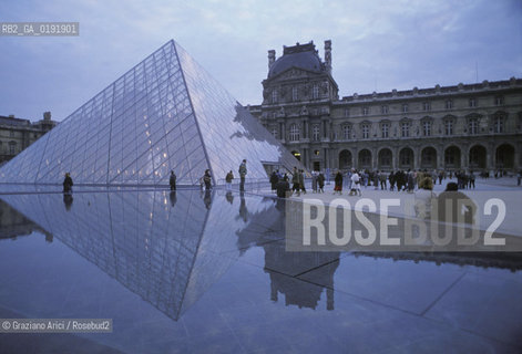 ( FRANCIA  )  PARIGI : LOUVRE LA PYRAMIDE   © 1995 Graziano Arici/Rosebud2 / GEO MUSEO PIRAMIDE VETRO