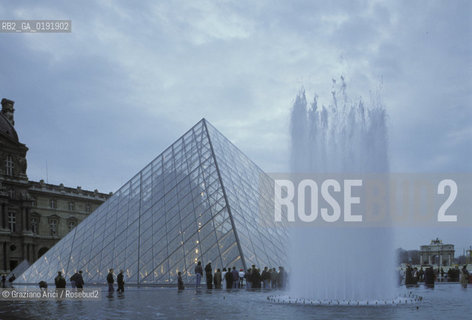 ( FRANCIA  )  PARIGI : LOUVRE LA PYRAMIDE   © 1995 Graziano Arici/Rosebud2 / GEO MUSEO PIRAMIDE VETRO FONTANA