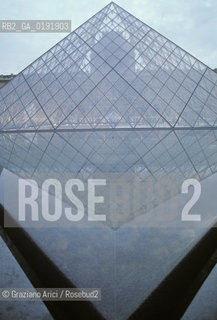( FRANCIA  )  PARIGI : LOUVRE LA PYRAMIDE   © 1995 Graziano Arici/Rosebud2 / GEO MUSEO PIRAMIDE VETRO