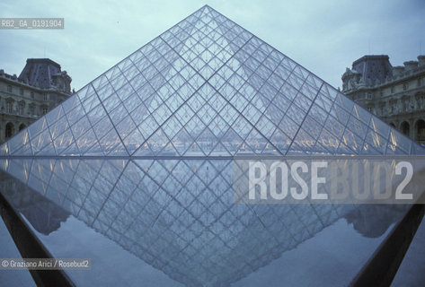 ( FRANCIA  )  PARIGI : LOUVRE LA PYRAMIDE   © 1995 Graziano Arici/Rosebud2 / GEO MUSEO PIRAMIDE VETRO