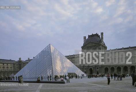 ( FRANCIA  )  PARIGI : LOUVRE LA PYRAMIDE   © 1995 Graziano Arici/Rosebud2 / GEO MUSEO PIRAMIDE VETRO