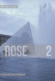 ( FRANCIA  )  PARIGI : LOUVRE LA PYRAMIDE   © 1995 Graziano Arici/Rosebud2 / GEO MUSEO PIRAMIDE VETRO