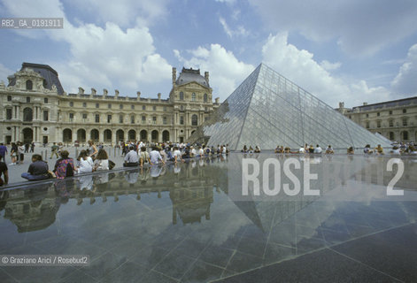( FRANCIA  )  PARIGI : LOUVRE LA PYRAMIDE   © 1995 Graziano Arici/Rosebud2 / GEO MUSEO PIRAMIDE VETRO