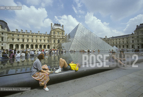 ( FRANCIA  )  PARIGI : LOUVRE LA PYRAMIDE   © 1995 Graziano Arici/Rosebud2 / GEO MUSEO PIRAMIDE VETRO