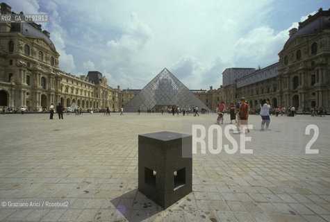 ( FRANCIA  )  PARIGI : LOUVRE LA PYRAMIDE   © 1995 Graziano Arici/Rosebud2 / GEO MUSEO PIRAMIDE VETRO