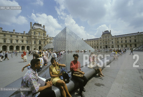( FRANCIA  )  PARIGI : LOUVRE LA PYRAMIDE   © 1995 Graziano Arici/Rosebud2 / GEO MUSEO PIRAMIDE VETRO