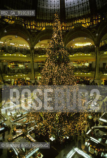 ( FRANCIA  )  PARIGI : GRANDE MAGAZZINO GALLERIES LAFAYETTE   © 1995 Graziano Arici/Rosebud2 / GEO ALBERO DI NATALE