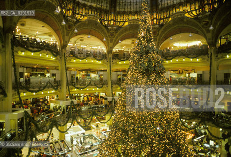( FRANCIA  )  PARIGI : GRANDE MAGAZZINO GALLERIES LAFAYETTE   © 1995 Graziano Arici/Rosebud2 / GEO ALBERO DI NATALE