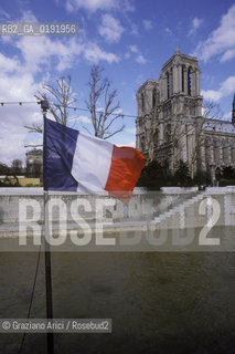 ( FRANCIA  )  PARIGI : LA CATTEDRALE NOTRE DAME E IL FIUME SENNA © 1995 Graziano Arici/Rosebud2 / GEO BANDIERA