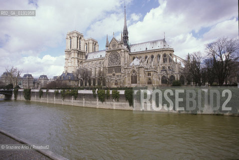 ( FRANCIA  )  PARIGI : LA CATTEDRALE NOTRE DAME E IL FIUME SENNA © 1995 Graziano Arici/Rosebud2 / GEO