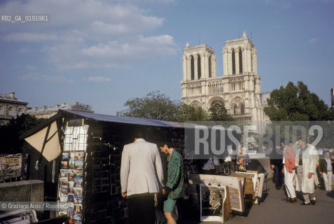 ( FRANCIA  )  PARIGI : LA CATTEDRALE NOTRE DAME E LIBRI USATI © 1995 Graziano Arici/Rosebud2 / GEO