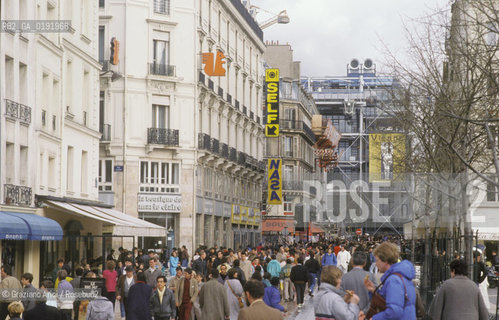 ( FRANCIA  )  PARIGI : UNA STRADA ACCANTO AL BEAUBOURG  © 1995 Graziano Arici/Rosebud2 / GEO