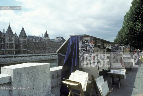 ( FRANCIA  )  PARIGI : LUNGOSENNA CON I BOUQUINISTES © 1995 Graziano Arici/Rosebud2 / GEO LIBRI USATI