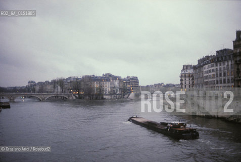 ( FRANCIA  )  PARIGI :  IL FIUME SENNA © 1995 Graziano Arici/Rosebud2 / GEO .