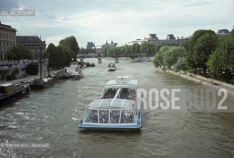 ( FRANCIA  )  PARIGI : UN BATEAU MOUCHE E IL FIUME SENNA © 1995 Graziano Arici/Rosebud2 / GEO BARCA.